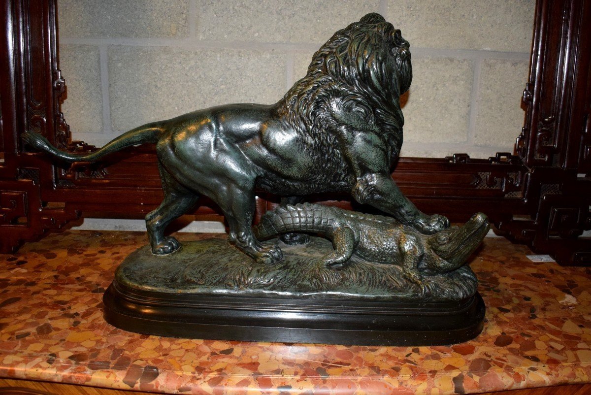 Grande Sculpture En Bronze "lion Terrassant Un Crocodile"-photo-2