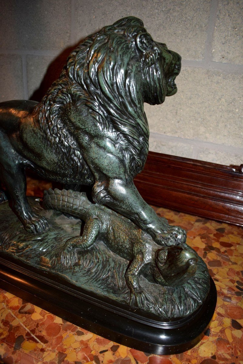 Grande Sculpture En Bronze "lion Terrassant Un Crocodile"-photo-3