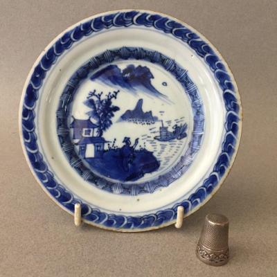 Chine: Petite assiette en porcelaine Bleu/Blanc 17ème