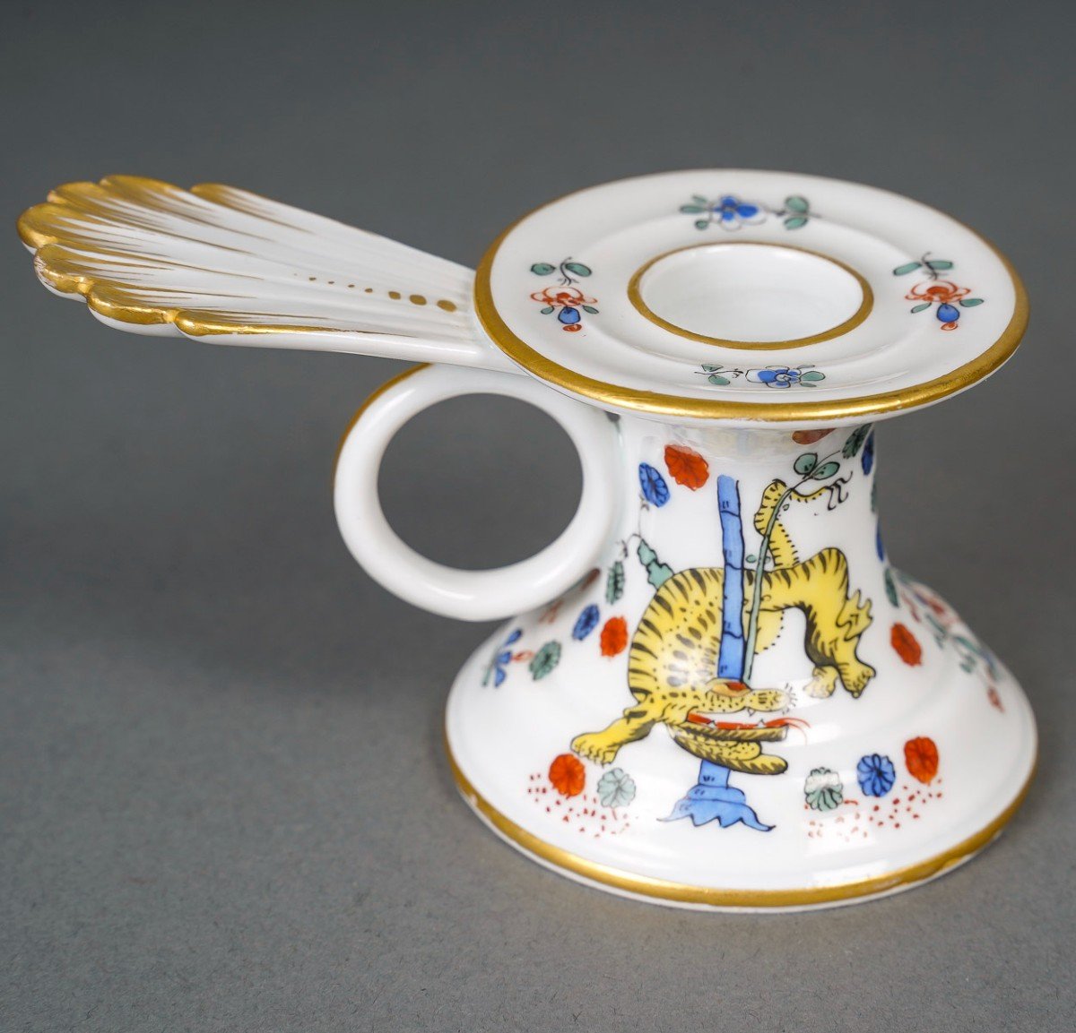 MEISSEN : bougeoir à main au décor Kakiemon, 19e