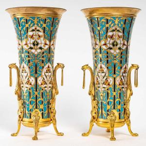 BARBEDIENNE : paire de vases en émaux cloisonnés et bronze à patine dorée, 19e siècle