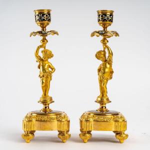 Paire de bougeoirs flambeaux aux putti en bronze dor&eacute; et cloisonn&eacute;, &eacute;poque Napol&eacute;on III