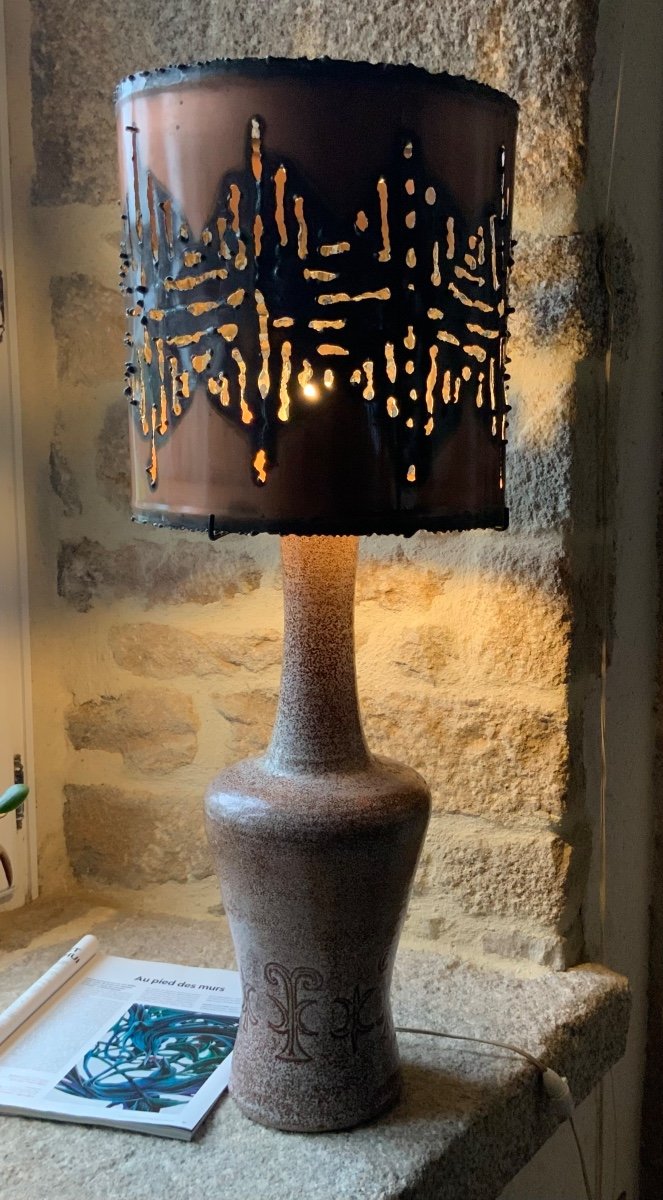 Grande  Lampe En Céramique  Accolay  Et Abat Jour En  Métal Cuivré Et Ajouré 