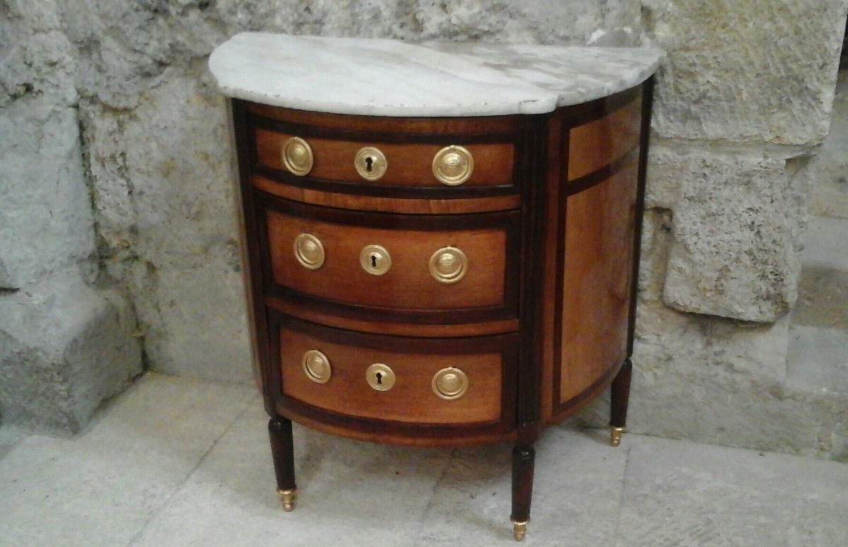 Commode Demi Lune ,époque Lxvi En Noyer Plaqué Et Acajou 