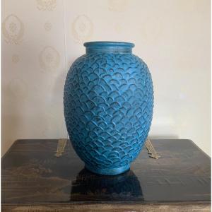 Grand  Vase  Bleu  En  Verre  Moulé . Circa 1960-70