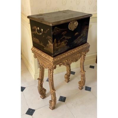 Japanese Lacquer Chest (edo-1680) On Its Console End Of The 17th Century In Golden Wood