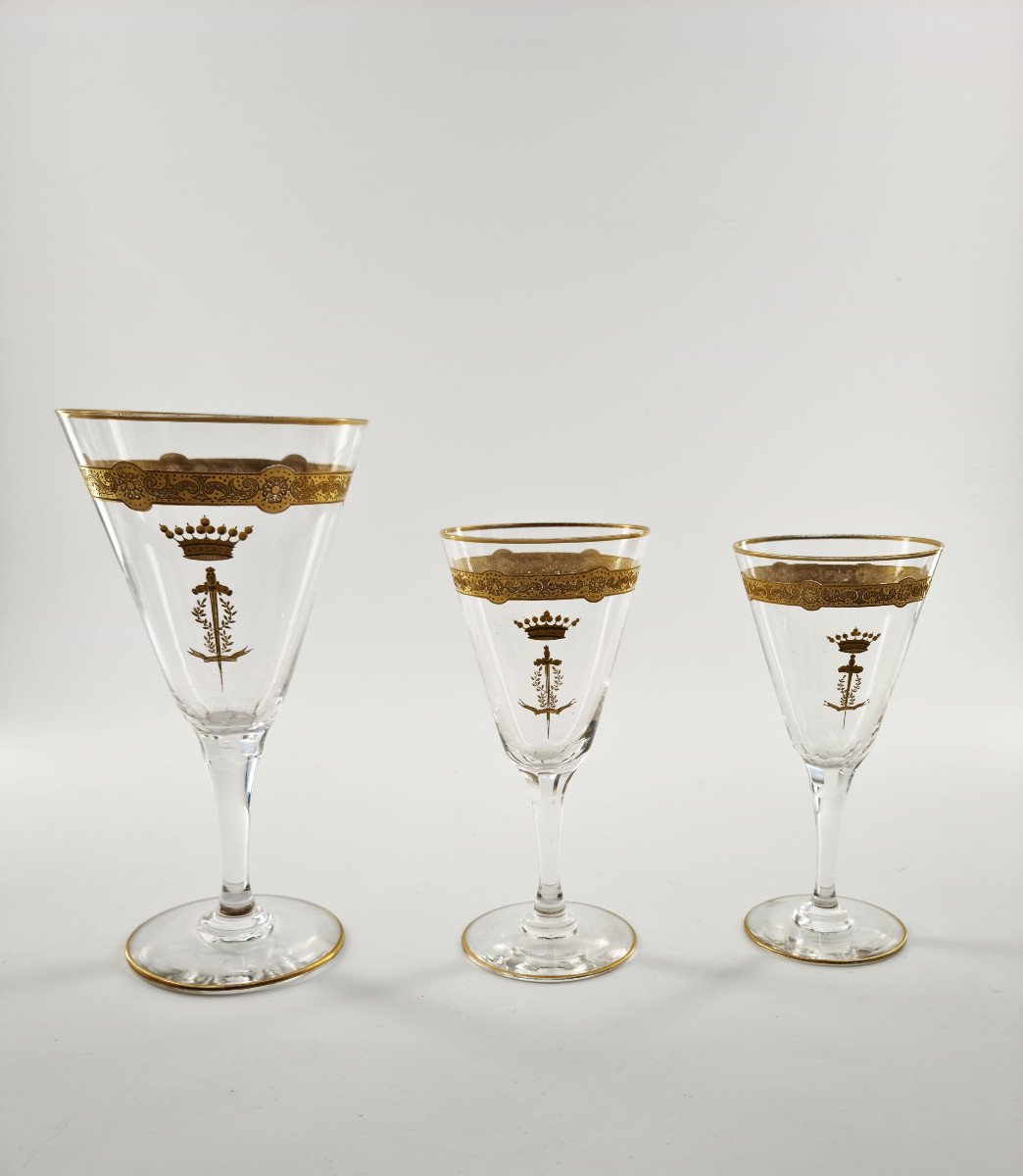 Very Beautiful Set Of 19th Century Gilded Crystal Glasses, Coat Of Arms Under Crown, 30 Pieces-photo-3