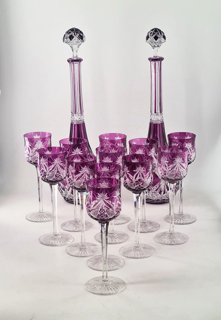 Ensemble Composé De 12 Verres à Vin Et 2 Carafes Doublés Améthyste En Cristal De Baccarat, Débu