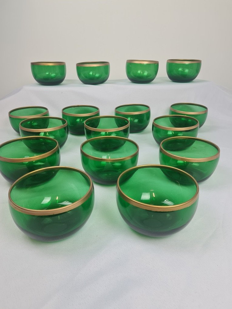 Set Of 16 Green Crystal Bowls And Plates With Large Gold Fillet, Late 19th Century.-photo-1