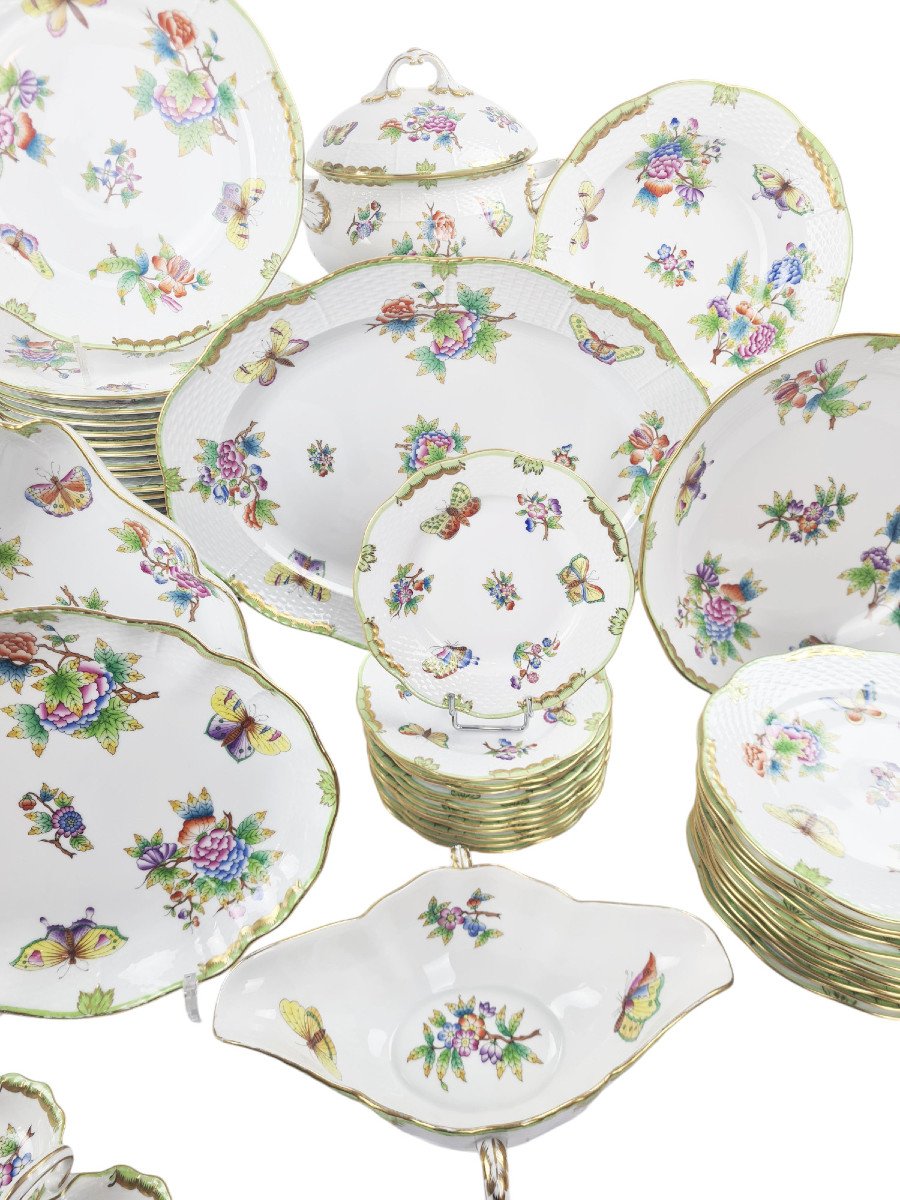 Magnifique Service De Table En Porcelaine De Herend, Modèle Reine Victoria, 66 Pièces.