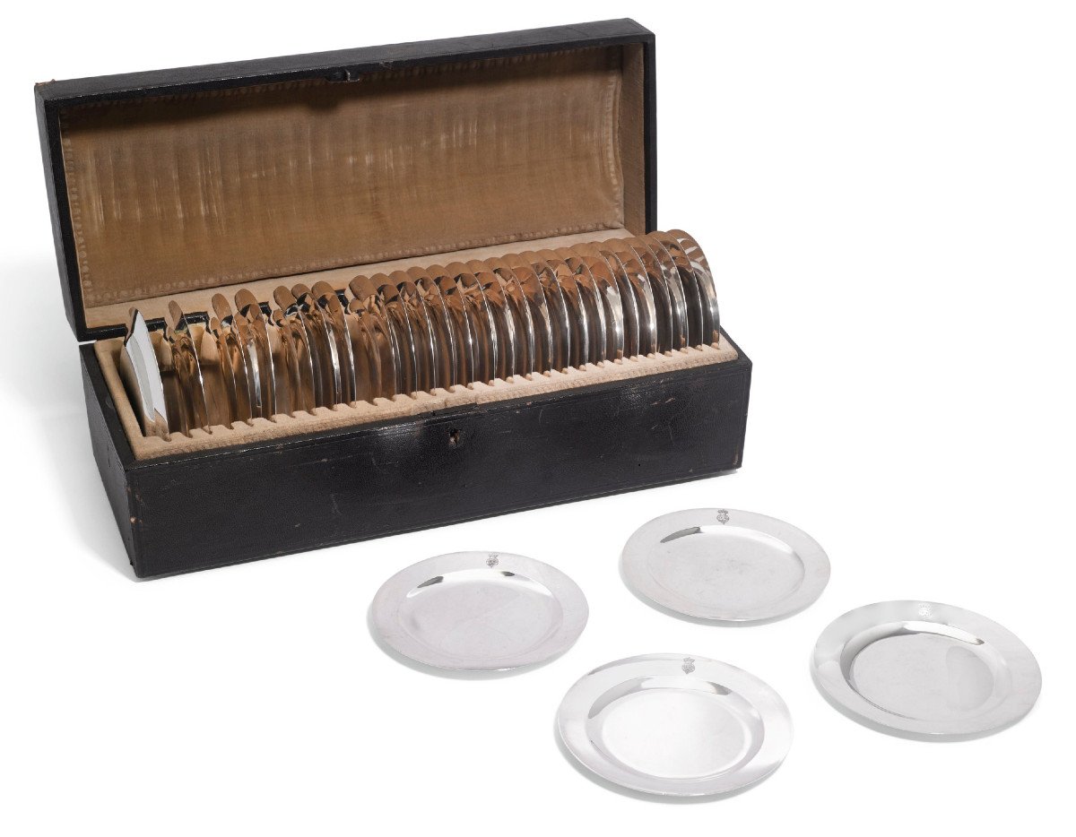 Coffret contenant 30 assiettes à dessert en argent, Parme 1811-1836