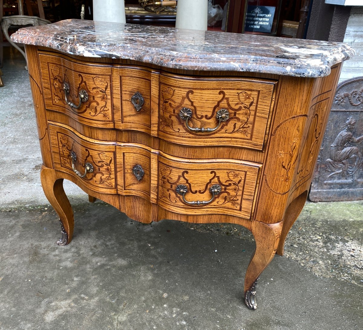 Commode Galbée De Style Louis XV En Marqueterie, Estampillée 