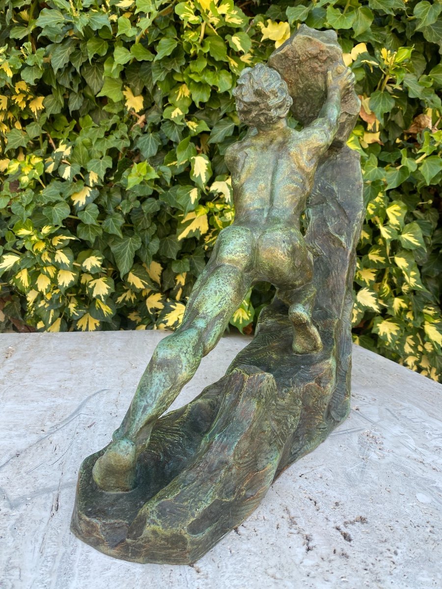 Art Deco Sculpture In Bronze With Green Patina, The Man With The Stone Signed Ouline-photo-6