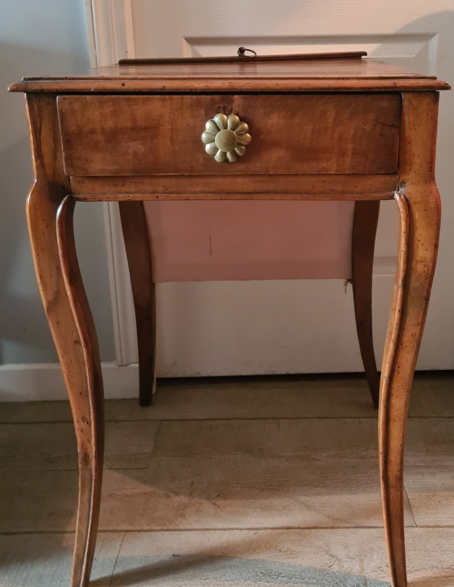 Small 18th Century Table In Cherry With Screen