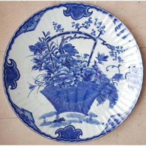 Important Japanese Dish In Arita (imari) Porcelain With Floral Basket Decor, Japan Meiji Era