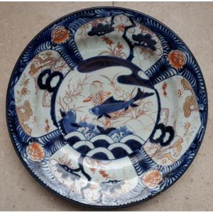 Plat Japonais En Porcelaine d'Arita à Décor Imari De Carpes, Japon époque d'Edo