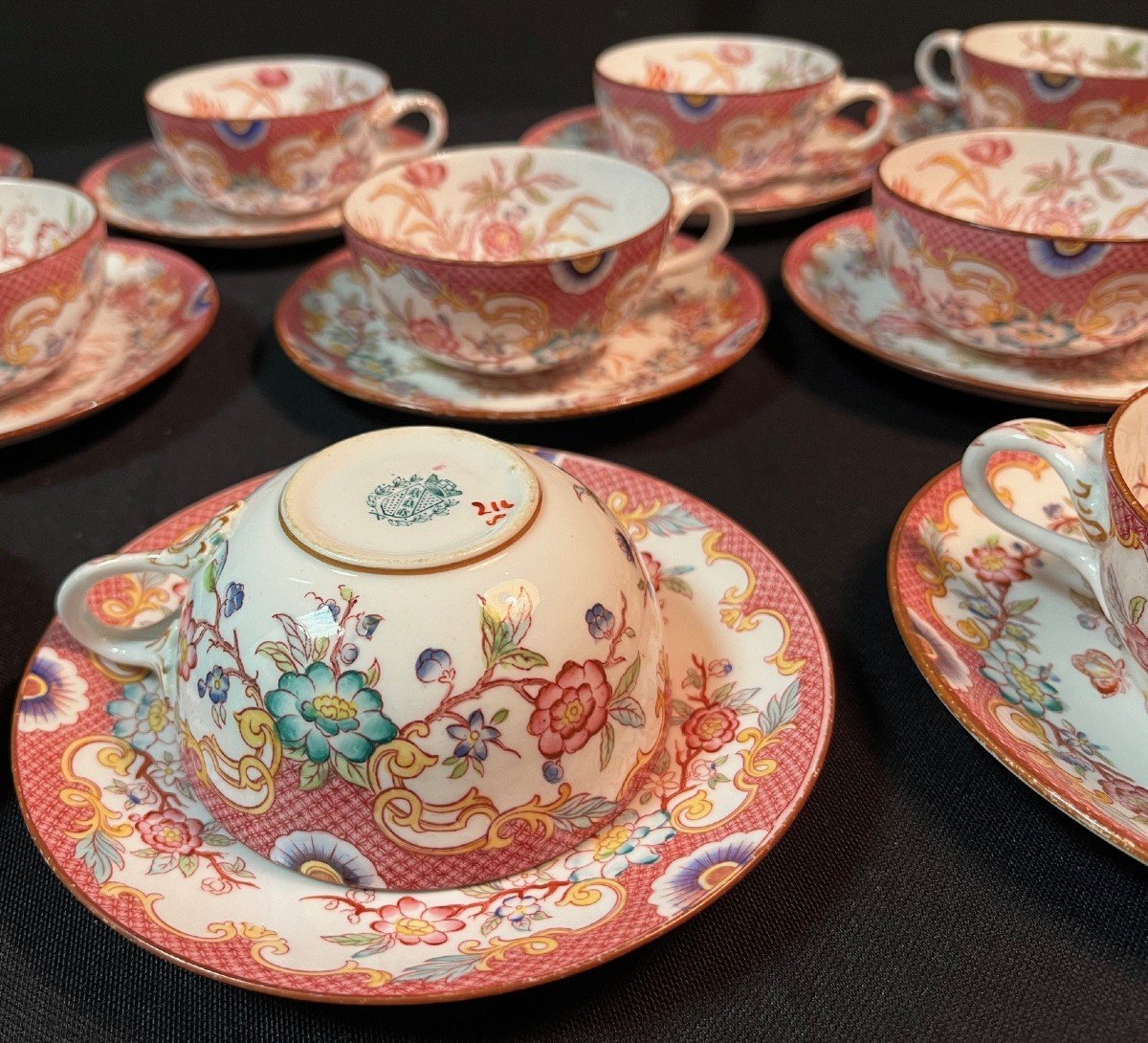 Série de 9 tasses à thé et sous tasses en porcelaine de Sarreguemines