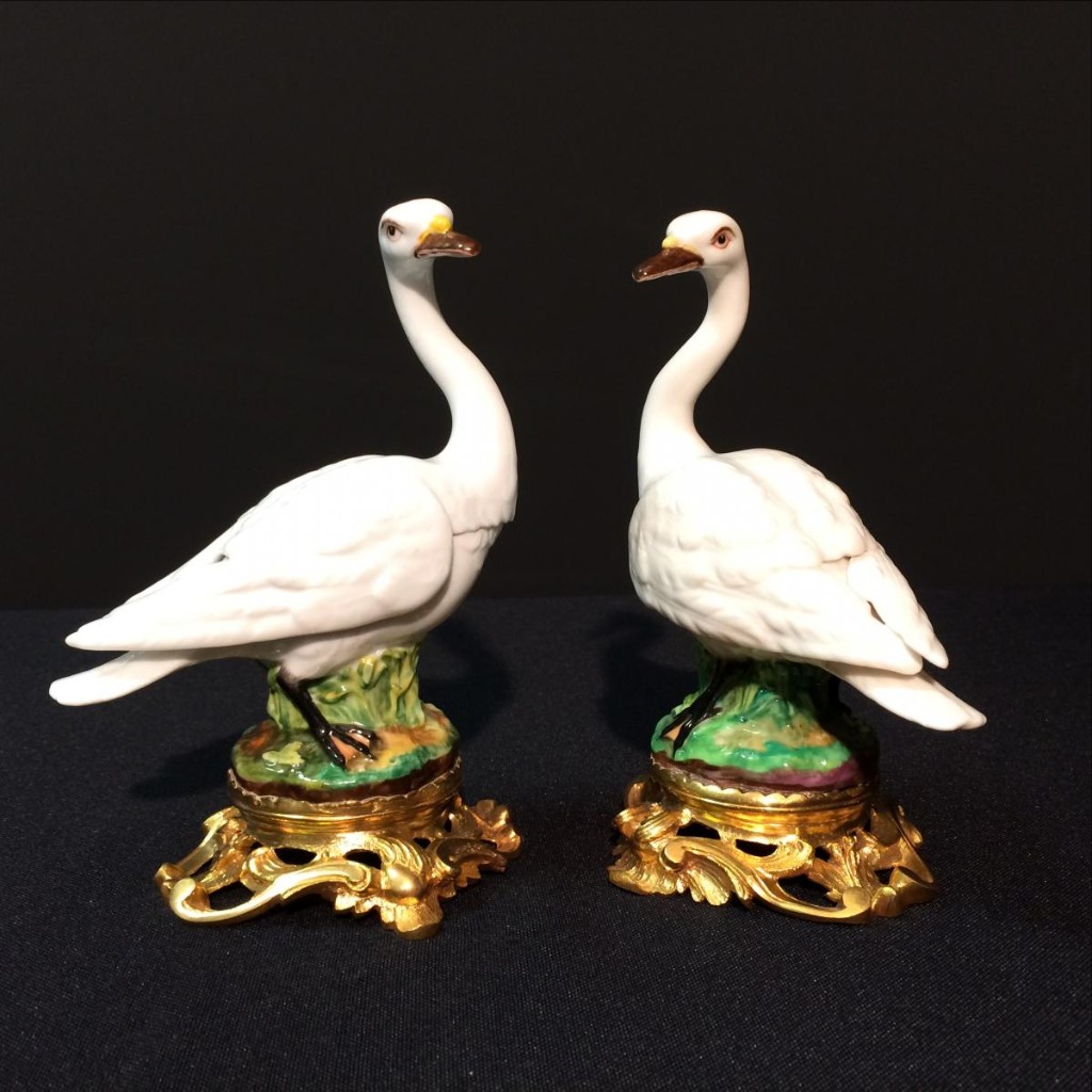 Paire de cygnes en Porcelaine de Paris