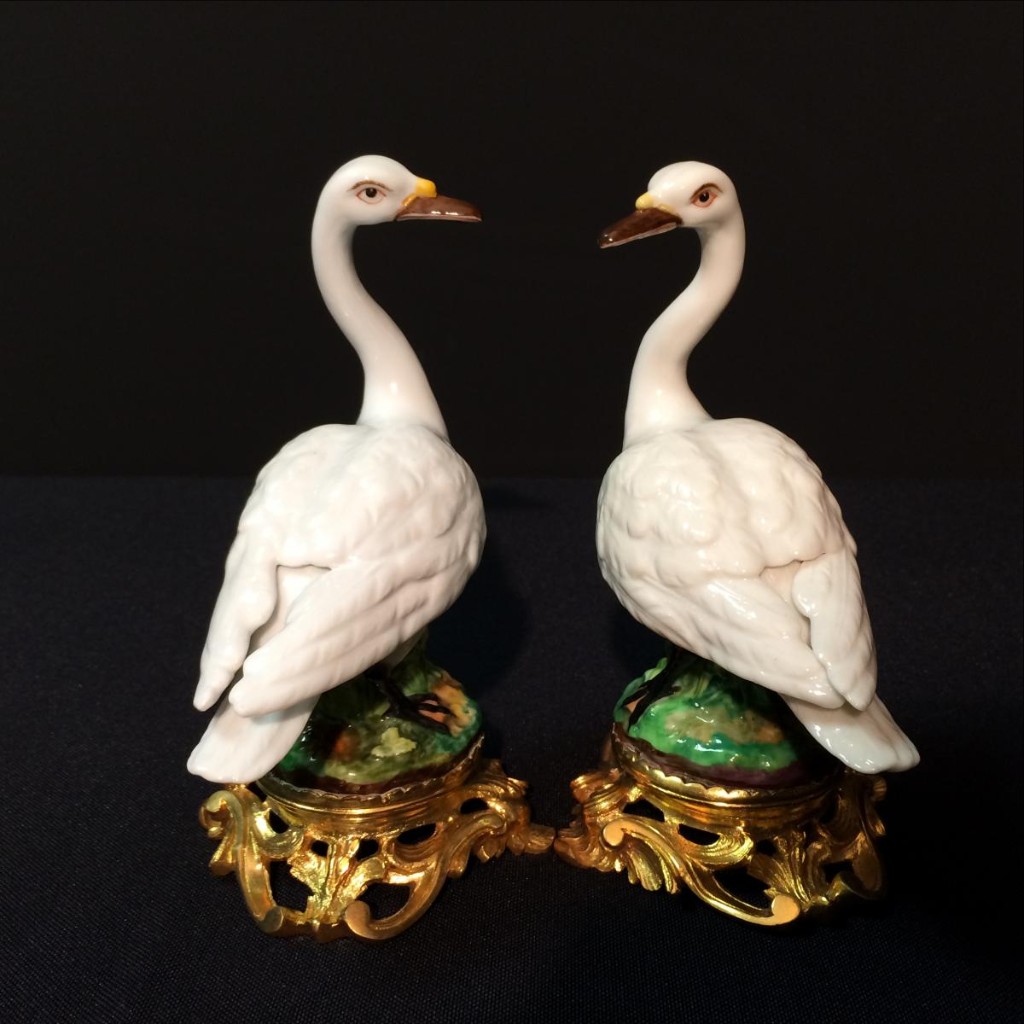 Paire de cygnes en Porcelaine de Paris-photo-2