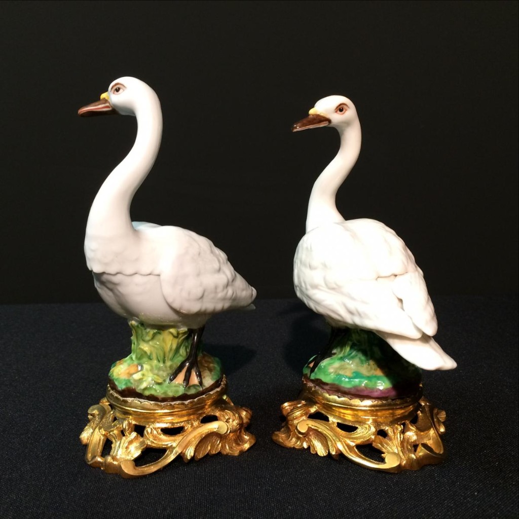 Paire de cygnes en Porcelaine de Paris-photo-4