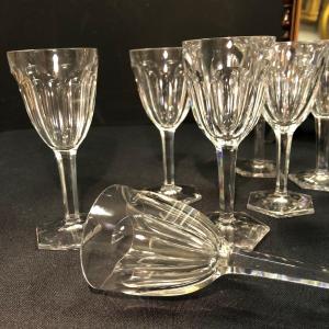10 verres à vin blanc en cristal attribués à Baccarat, modèle Compiègne