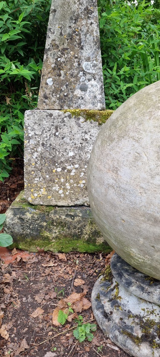 Grosse Boule Ancienne En Ciment Sur Un Socle En Marbre-photo-3