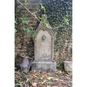 Fontaine En Pierre De St Maximin