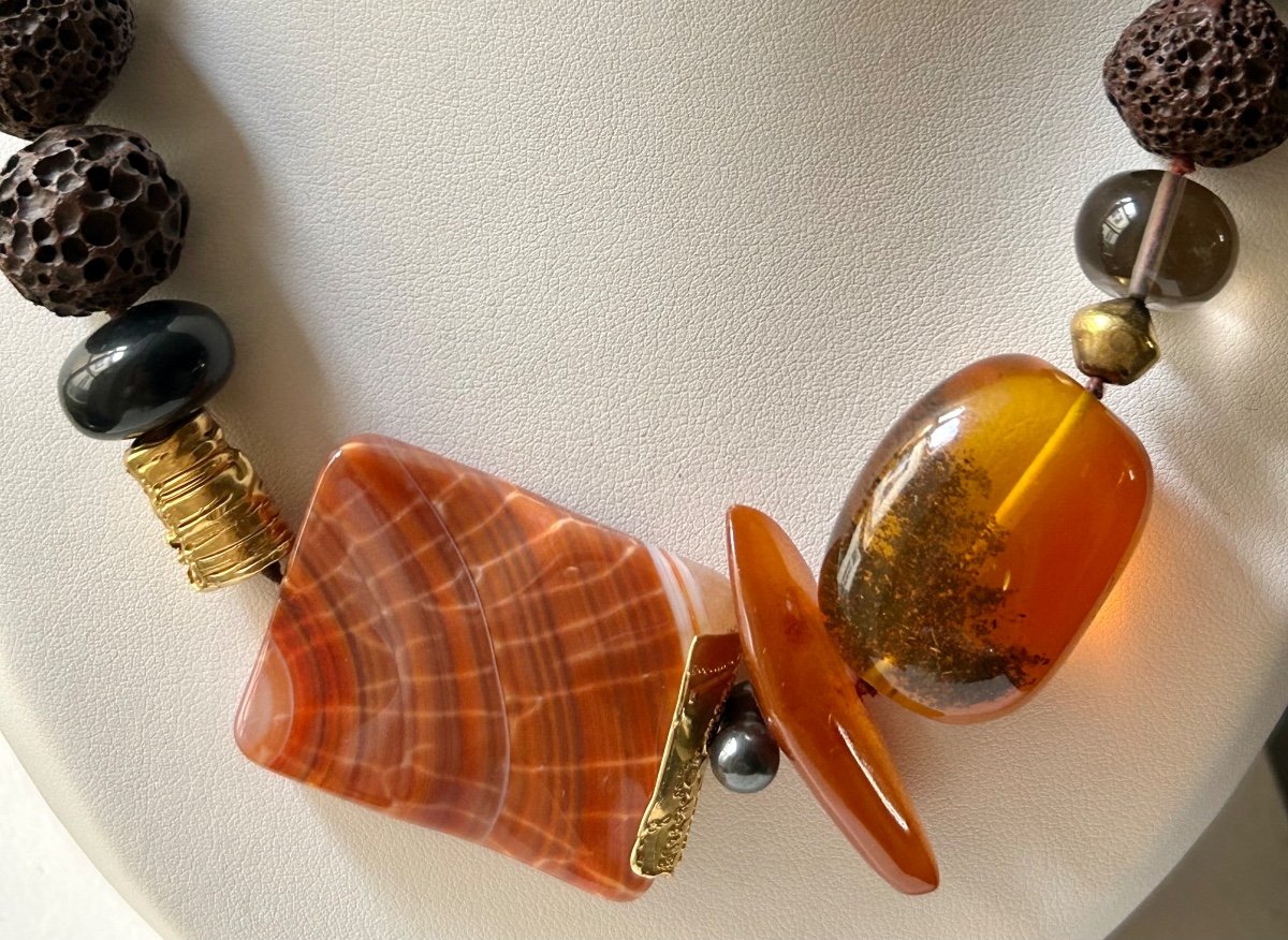 Pièce unique, collier sautoir en pierre de lave, or, perles et pierres-photo-3