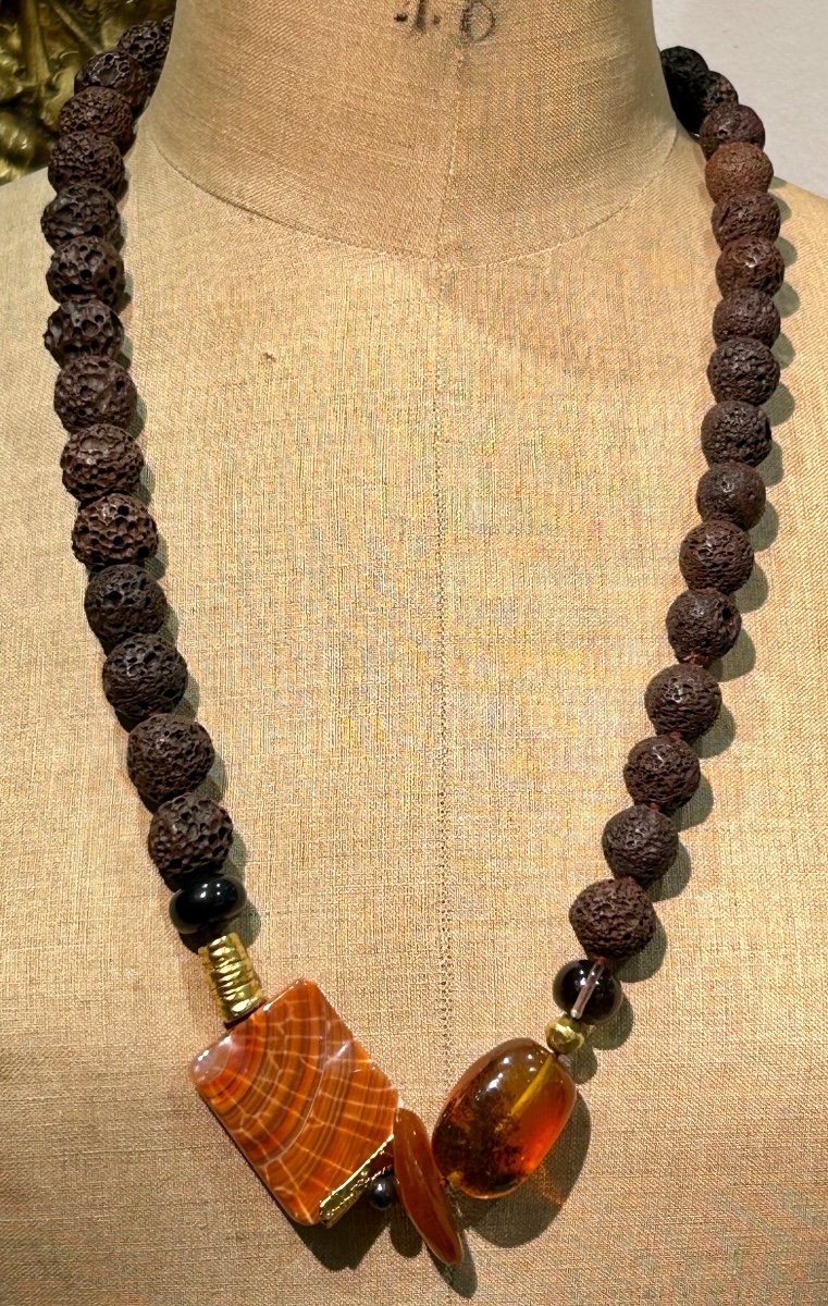 Pièce unique, collier sautoir en pierre de lave, or, perles et pierres-photo-6