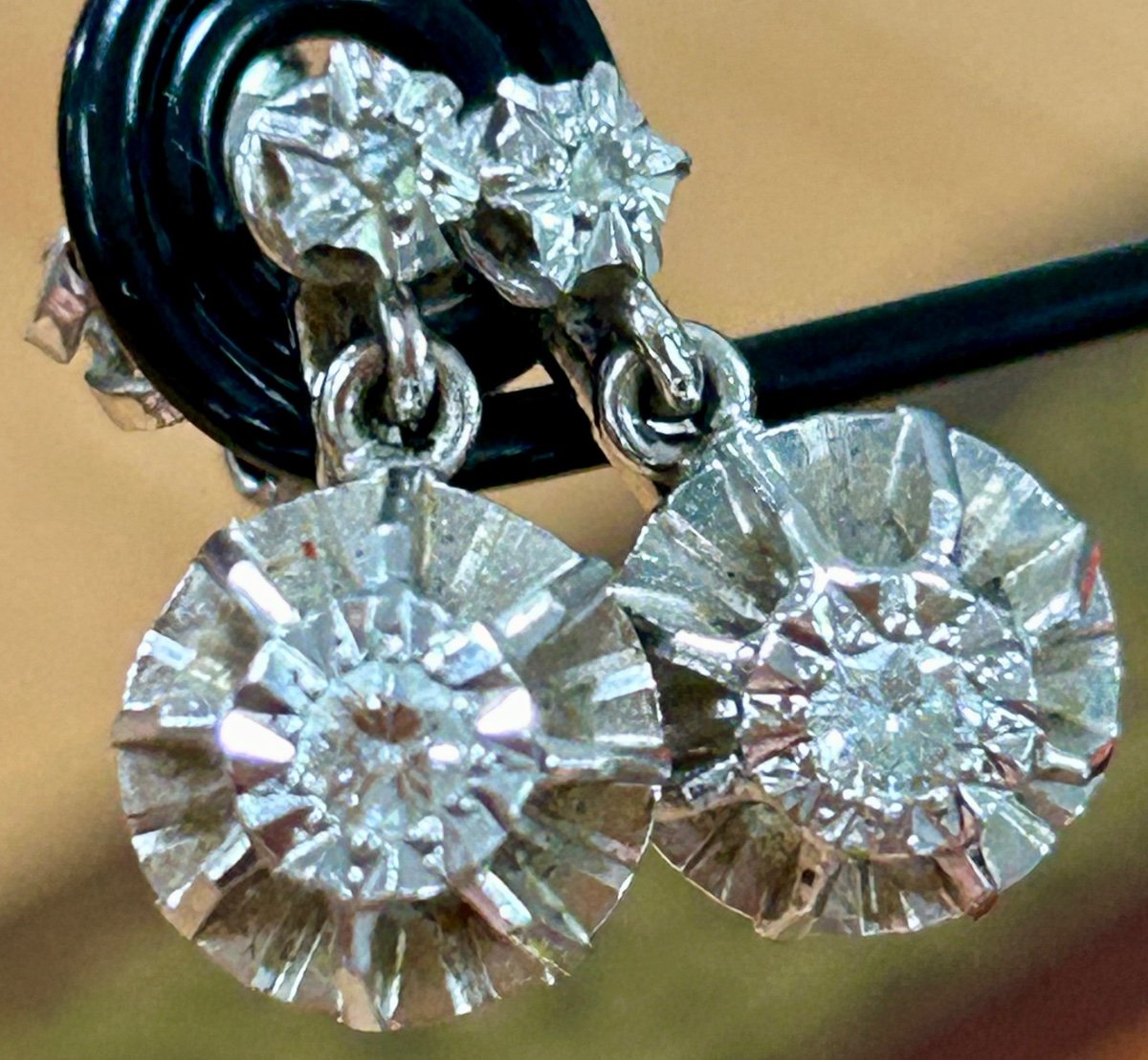 Paire de boucles d’oreille en or blanc et brillant