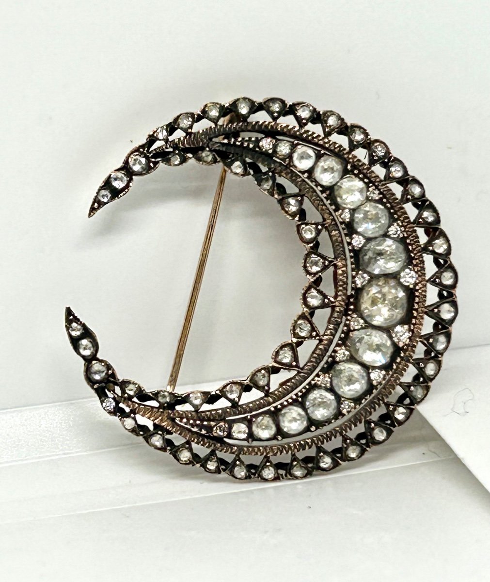 Crescent Moon Brooch In Pink Gold And Diamonds-photo-2