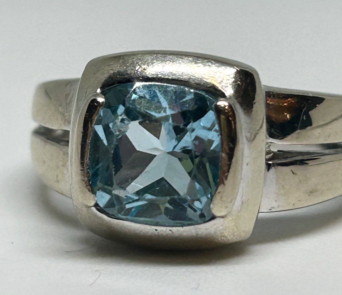 White Gold And Topaz Ring-photo-4