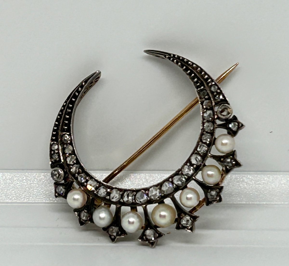 Brooch In Gold, Silver, Diamonds And Pearls -photo-1