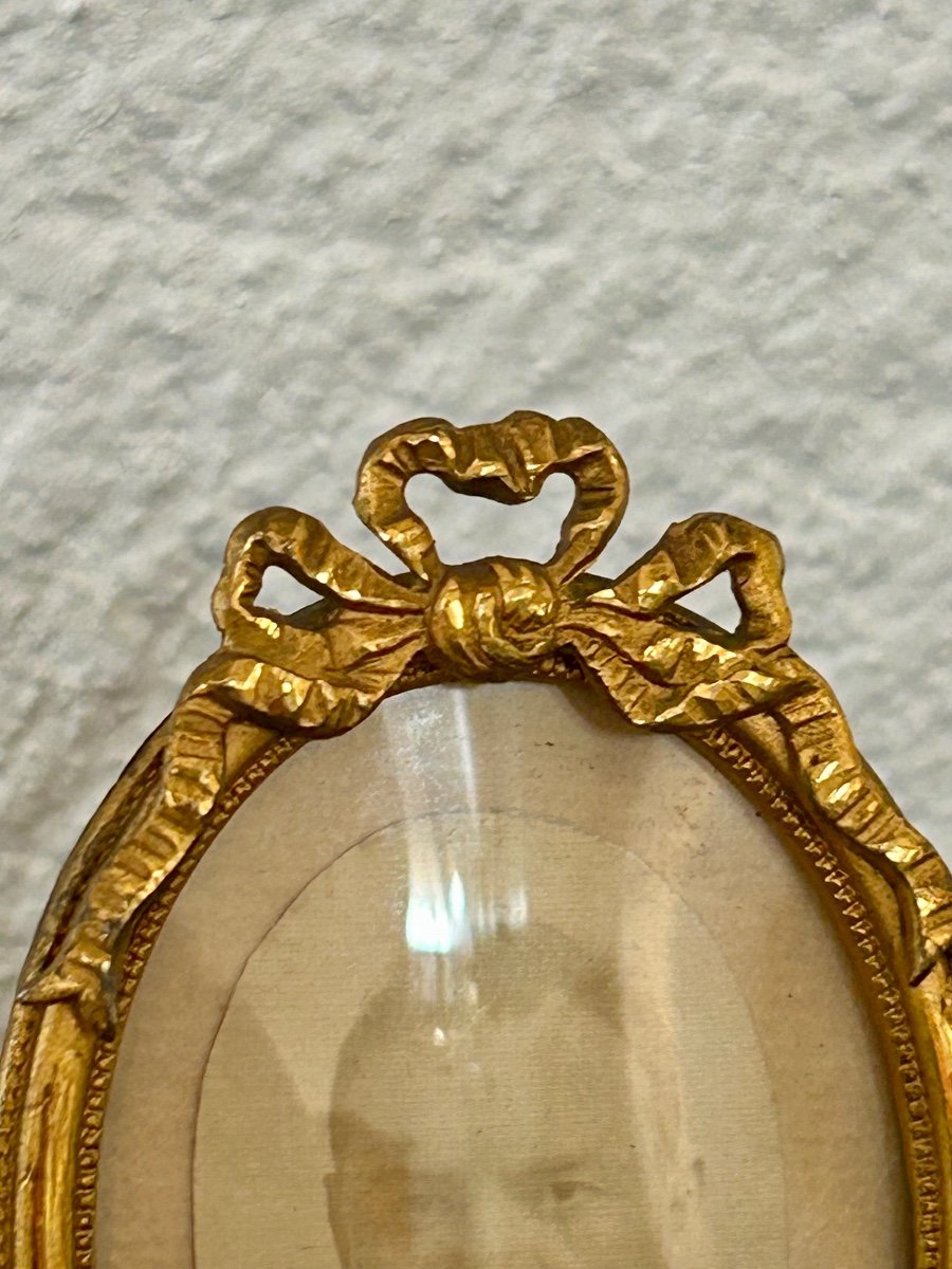 Petit cadre ovale, verre convexe, en bronze doré style Louis XVI-photo-4