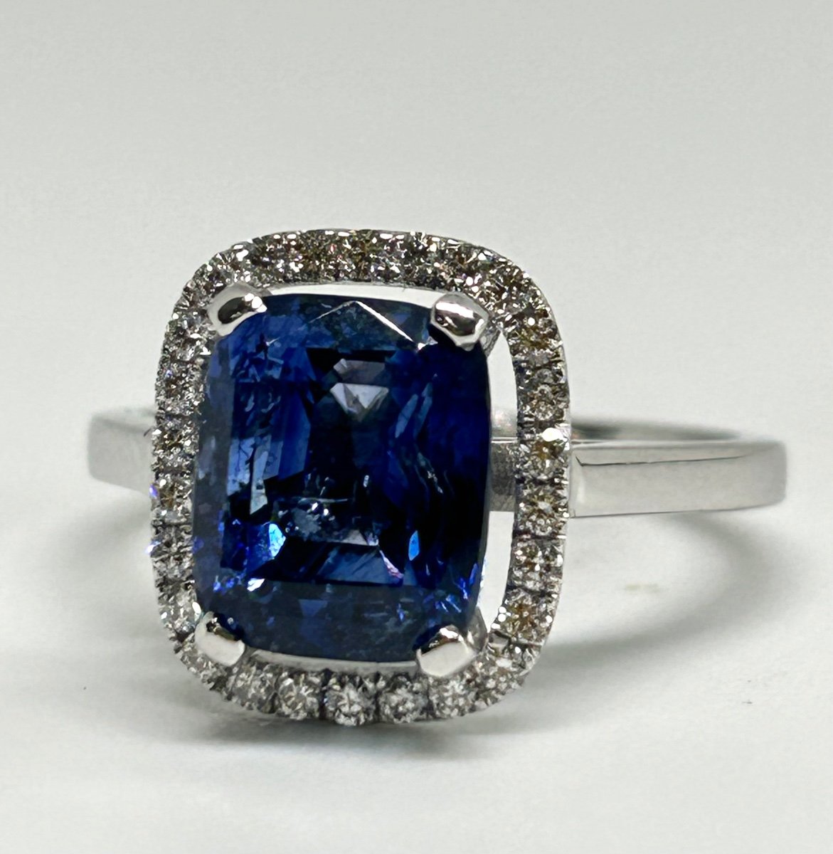 Bague or blanc, saphir bleu et brillants -photo-3