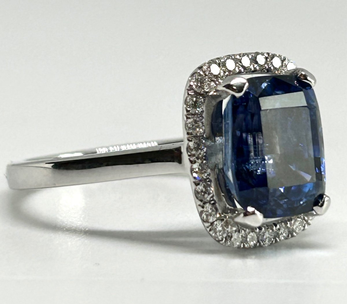 Bague or blanc, saphir bleu et brillants -photo-4