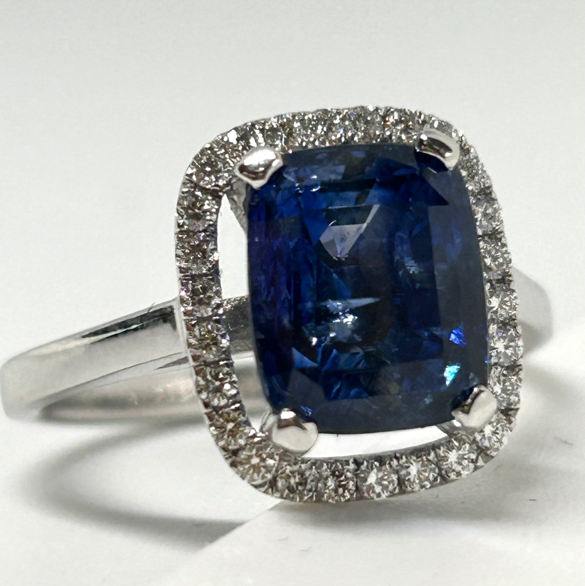 Bague or blanc, saphir bleu et brillants -photo-2