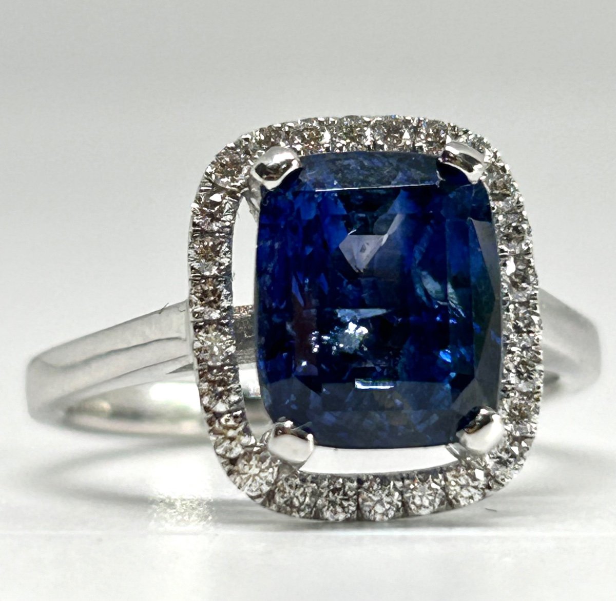 Bague or blanc, saphir bleu et brillants -photo-4