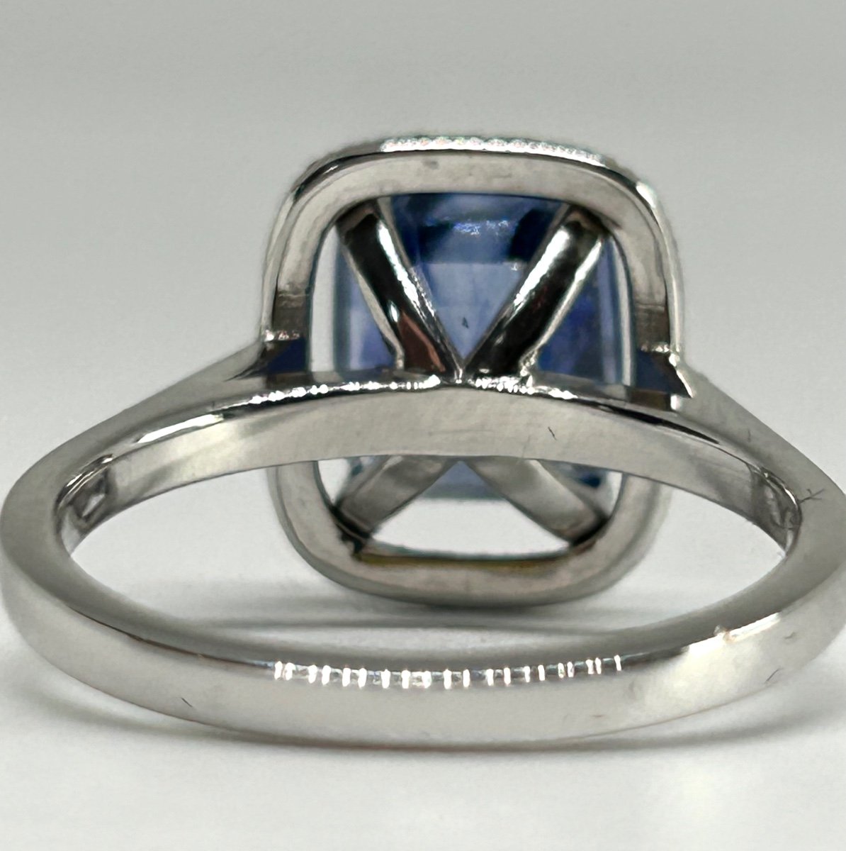 Bague or blanc, saphir bleu et brillants -photo-5