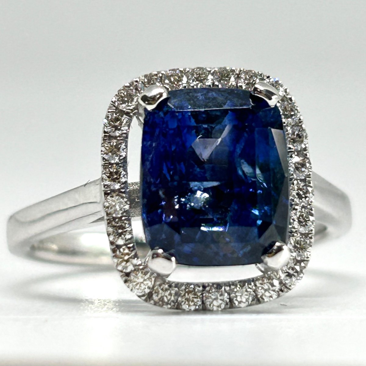 Bague or blanc, saphir bleu et brillants -photo-8