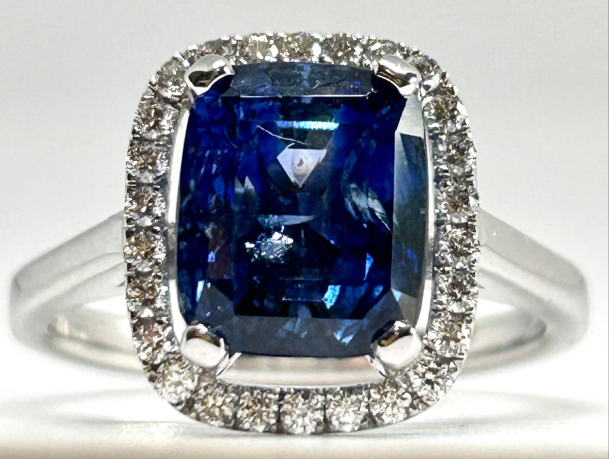 Bague or blanc, saphir bleu et brillants 