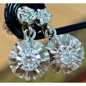 Paire de boucles d’oreille en or blanc et brillant