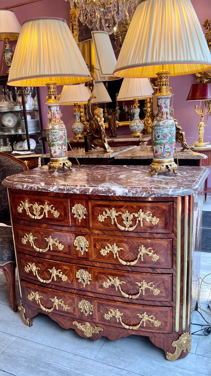 Commode D’époque Régence En Marqueterie De Bois De Violette 