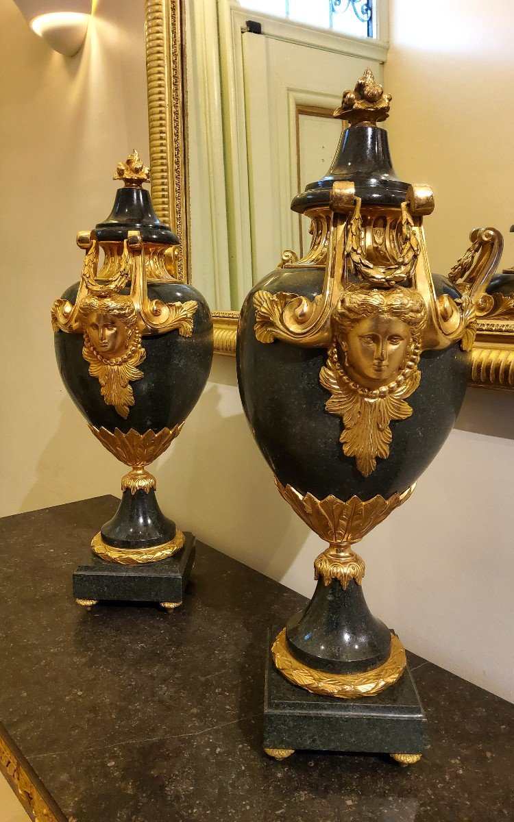 Paire De Vases Ornementaux Décoratifs En Granit Vert Antique Et Bronzes Dorés Et Style XVIIIéme-photo-2