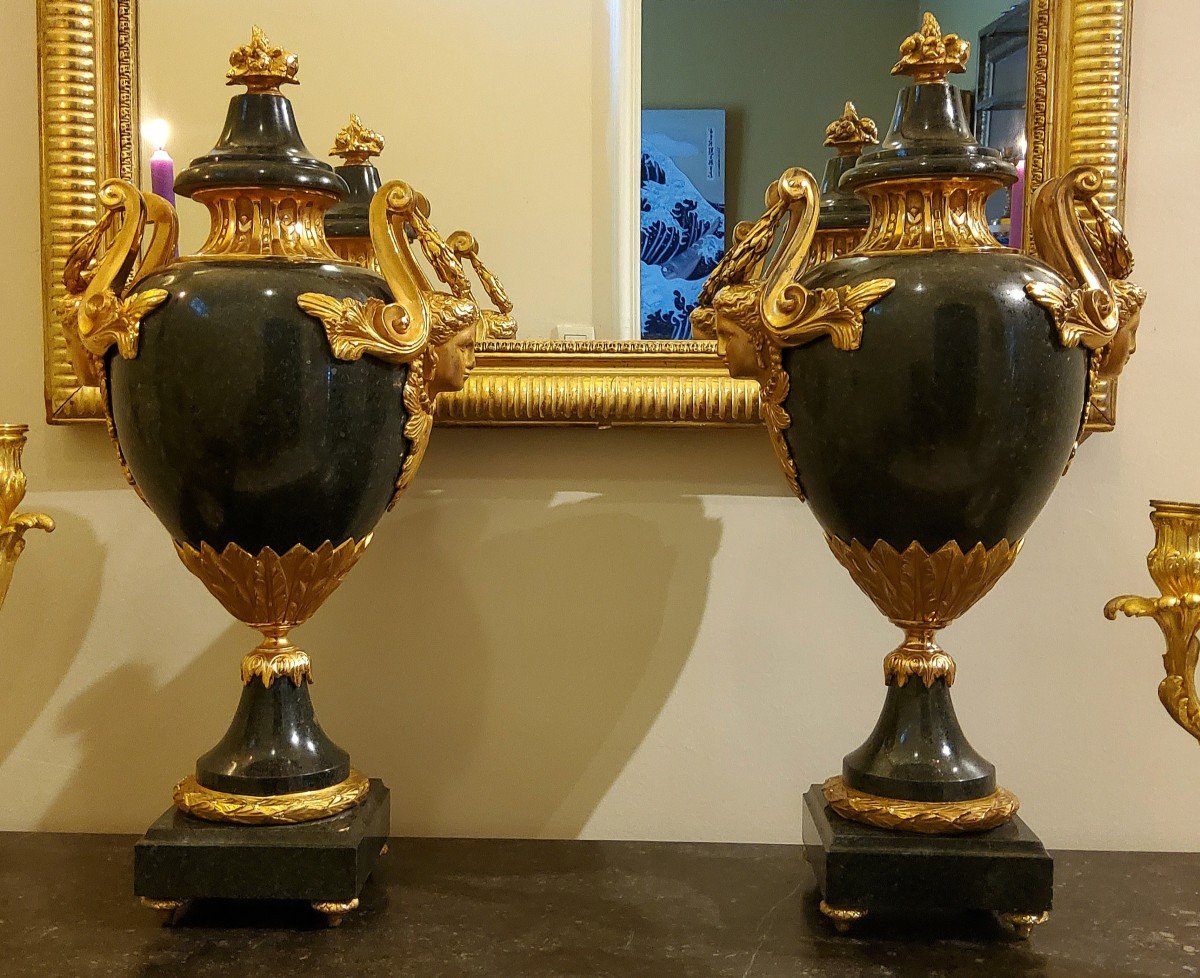 Paire De Vases Ornementaux Décoratifs En Granit Vert Antique Et Bronzes Dorés Et Style XVIIIéme