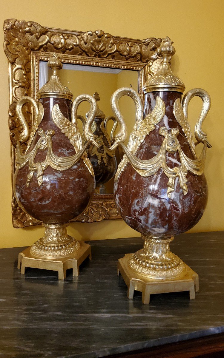 Paire De Vases En Marbre Rouge Et Bronzes Dorés Aux Cygnes Style Louis XVI Fin XIXémes-photo-4