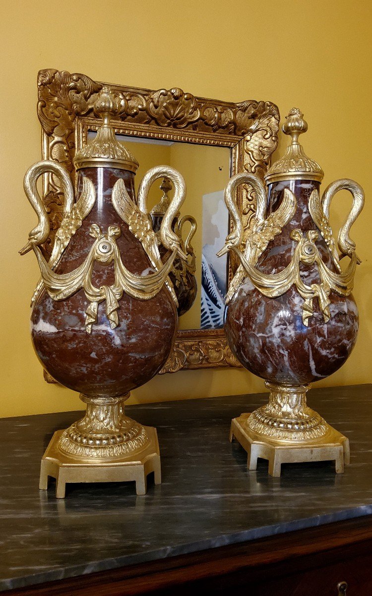 Paire De Vases En Marbre Rouge Et Bronzes Dorés Aux Cygnes Style Louis XVI Fin XIXémes-photo-6