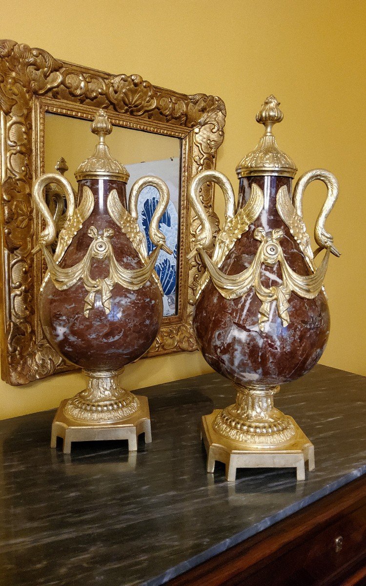 Paire De Vases En Marbre Rouge Et Bronzes Dorés Aux Cygnes Style Louis XVI Fin XIXémes-photo-8