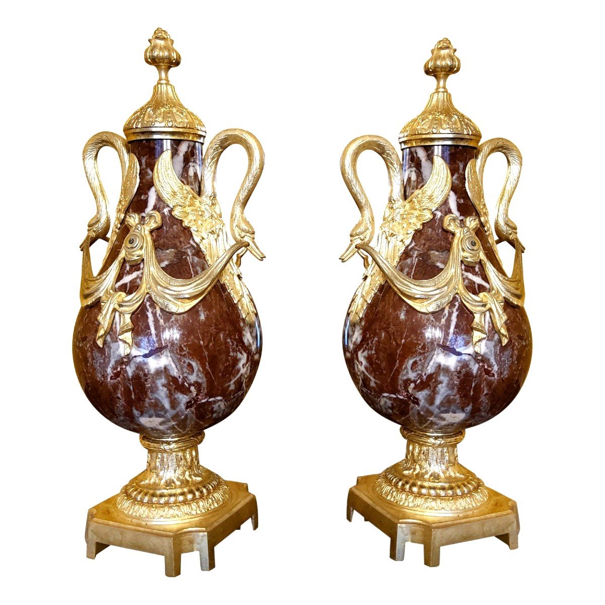 Paire De Vases En Marbre Rouge Et Bronzes Dorés Aux Cygnes Style Louis XVI Fin XIXémes