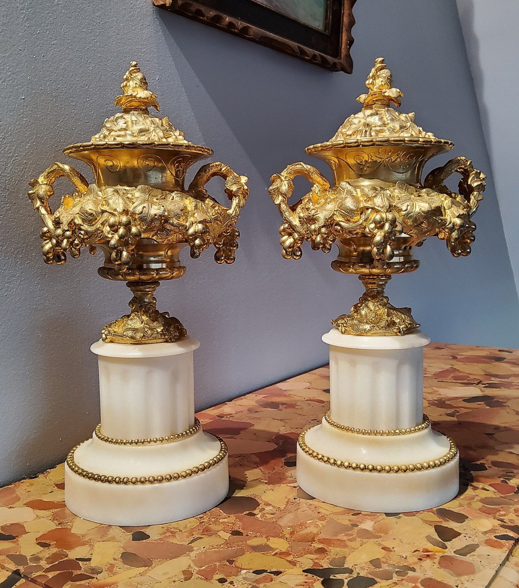 Paire De Vases Cassolettes En Bronzes Ciselés Dorés Aux Pampres Vignes XIXéme